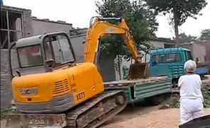  挖土机上车啦