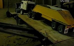 牛人用玩具挖掘机挖出一个地下室