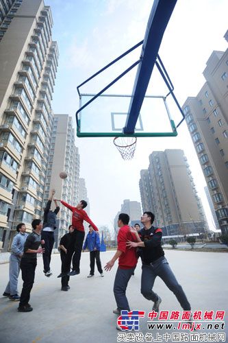 小区内的篮球场成为小伙们竞技锻炼的好去处