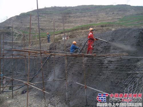 贵州沿德高速公路艾坝隧道德江端右幅加紧边仰坡防护施工