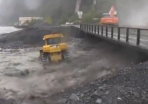 超驚險！推土機司機冒著危險在洪水的衝擊下工作