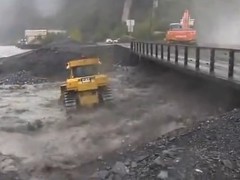 超惊险！推土机司机冒着危险在洪水的冲击下工作