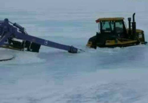 卡特履带拖拉机在 南极 抛锚被困