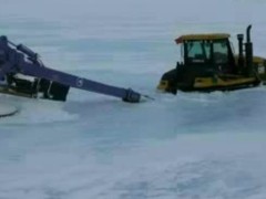 卡特履带拖拉机在 南极 抛锚被困