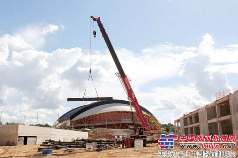 三一起重机在潘塔纳尔世界杯体育场改建工程中施工