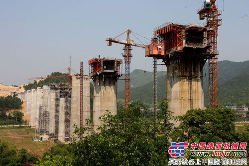 中铁十五局集团公司沪昆项目部900T架桥机顺利通过塘溪特大桥现浇连续梁