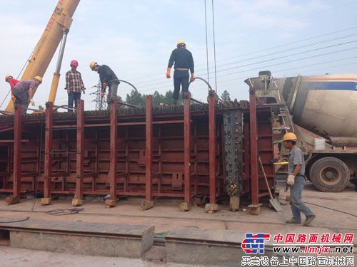 重庆永江高速公路第一合同段首片预制梁板成功浇筑
