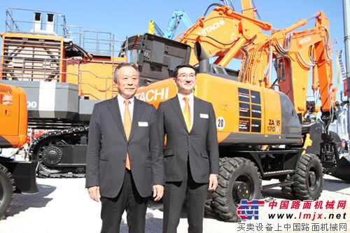 日立建机（上海）有限公司董事总经理平岗明彦（左）、日立建机欧洲公司CEO角谷守朗.jpg
