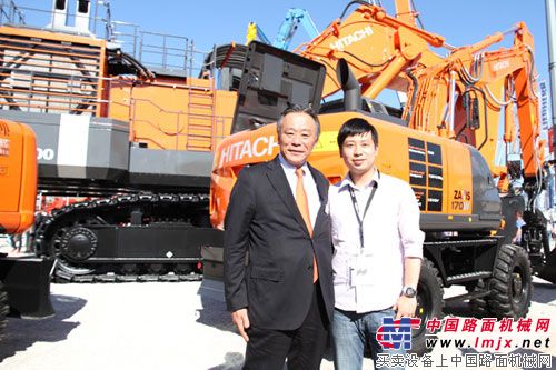 中国路面机械网记者与日立建机欧洲公司CEO角谷守朗合影.