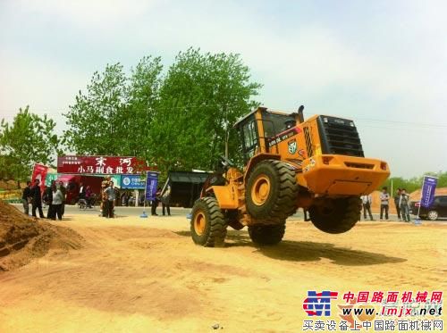 雷沃ETX装载机正在河南省驻马店进行街舞巡展