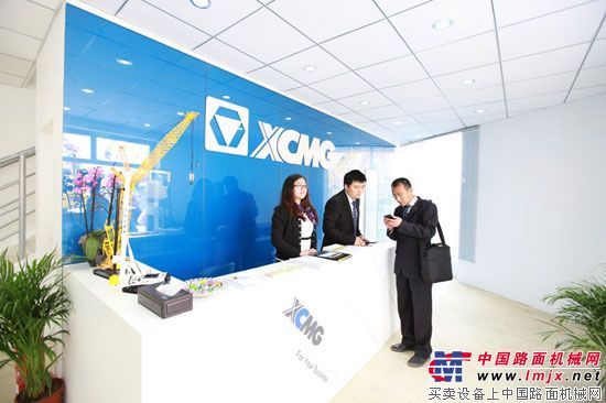 2013宝马展徐工与欧洲客户签订120余台产品