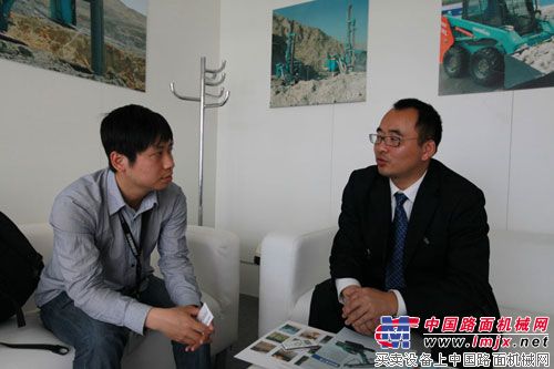 山河智能国际营销公司总经理李磊接受中国路面机械网主编冯转采访