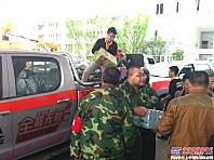 雷萨救援队员与当地救灾中心交接物质