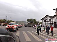 芦山县城，交警在疏通车辆。