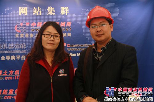 中國路麵機械網記者胡文靜與通亞重工董事長兼總經理楊奉欽合影