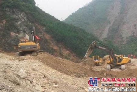 沃尔沃建筑设备挖掘机在救援现场，与四川路桥公司一起奋力抢修灵关镇通往宝兴县城的生命通道。