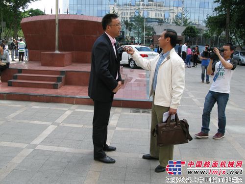 中铁十五局集团西南指挥部副指挥长谢磊接受四川卫视记者采访