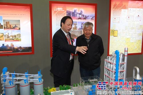 中国建筑材料联合会名誉会长张人为先生与企业代表亲切交谈