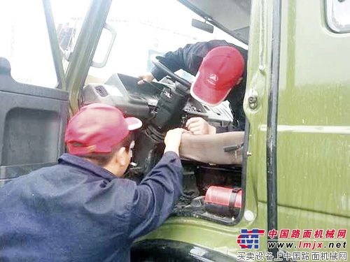 服務工程師搶修軍車  