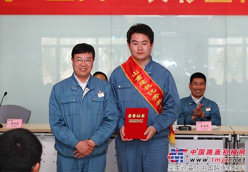 谢文成副总经理为获奖者颁发荣誉证书
