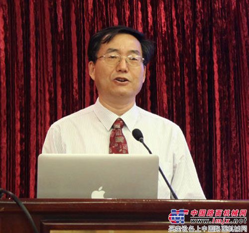 中国工程机械工业协会筑路机械分会秘书长张西农致欢迎辞