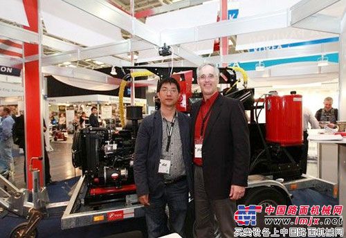 中国路面机械网总经理方剑仙与美国辛姆莱集团国际销售总监Matthew McCormick