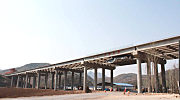 遼寧建興高速公路上四家子公公分離式立交橋T梁架設完成