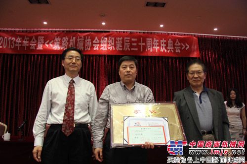 上海盾牌礦篩公司榮獲築路機械行業技術創新獎