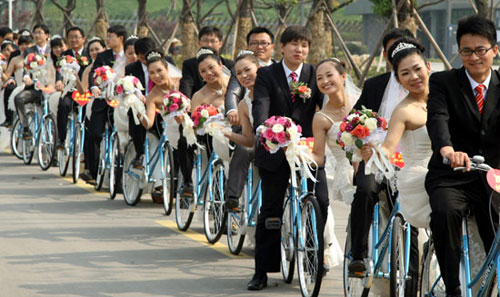 新人骑自行车进入婚礼现场
