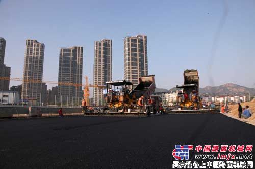 陕建ABG8620摊铺机双机并铺铸就交通“新动脉”