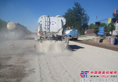 萬里水泥撒布機遼寧喀左縣施工現場