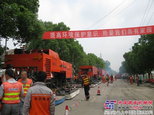 英达大型热再生机组开进乡镇市政道路