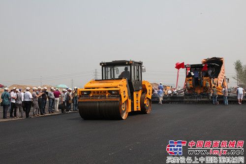 陕建机路面机械成套新设备在西安成功亮相