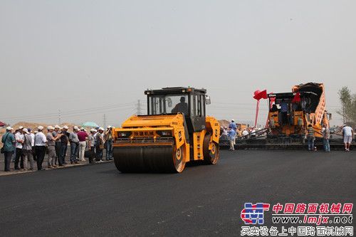 陕建机路面机械成套新设备在西安成功亮相