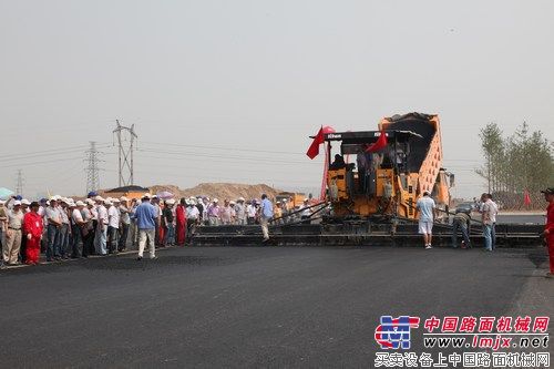 陕建机公司召开产品观摩及技术交流会