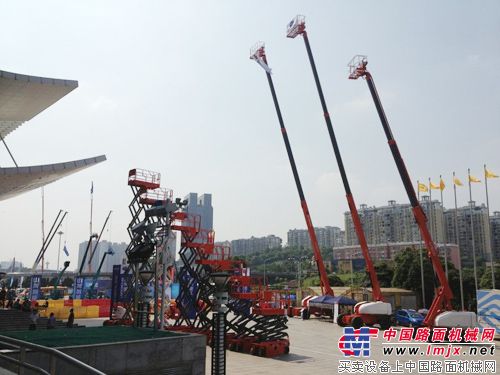 第二届中国国际工程机械配博会在湖南长沙正式开幕