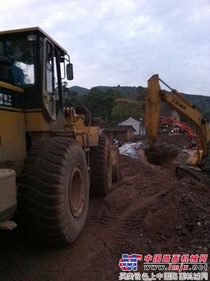 暴雨引发道路毁损 厦工紧急驰援抢通