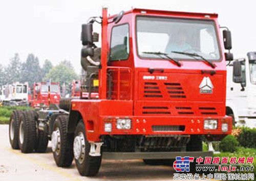 中国重汽：首辆8X4威泺工程车专用底盘顺利下线