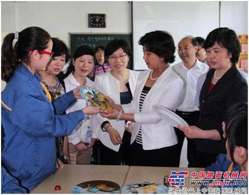 徐州市副市长慰问徐工高级技校“春蕾”班学生