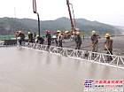 辽宁建兴高速上四家子公公分离式立交桥开始桥面铺装