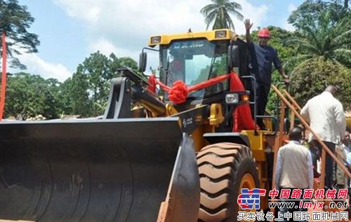 萨苏总统登上装载机卸下象征工程开工的第一铲土