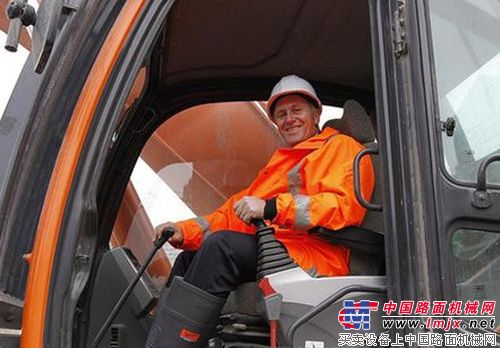 新西兰总理驾驶挖掘机