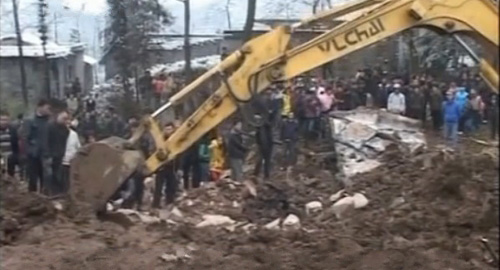 玉柴挖掘机在现场积极参加抢救工作