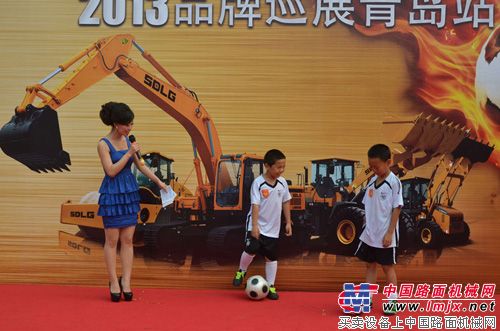 足球从少年抓起，小朋友积极参与场上的颠球互动