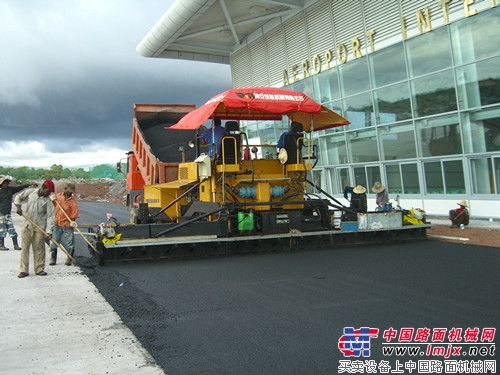 西筑公司WT750摊铺机在科摩罗机场项目施工 