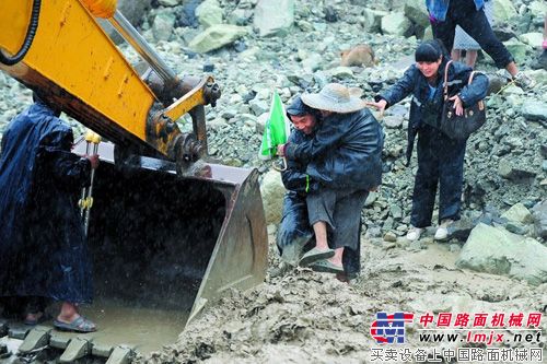 挖掘機營救受困村民