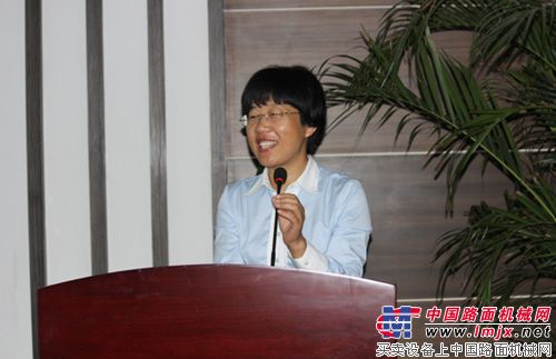 公司总经理许红霞女士作2013年半年度经营工作报告