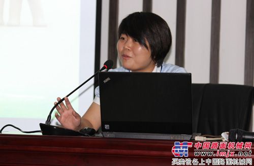 公司人力行政部部长邹群英女士为员工进行薪酬绩效体系培训