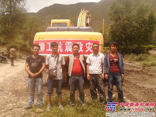 柳工车辆正在抢修通往梅川镇支支路村的道路.