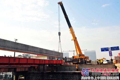 徐工起重机助力郑州市立交桥维修加固工程
